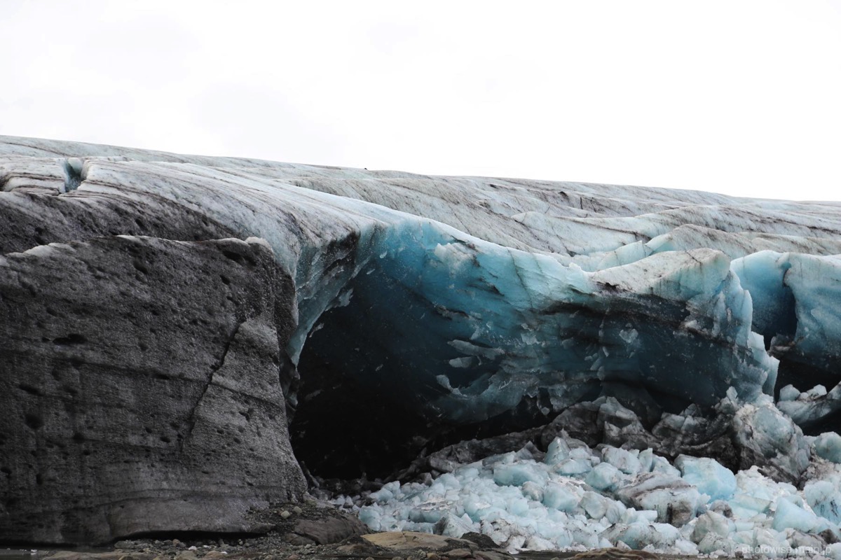 崩落した氷の洞窟