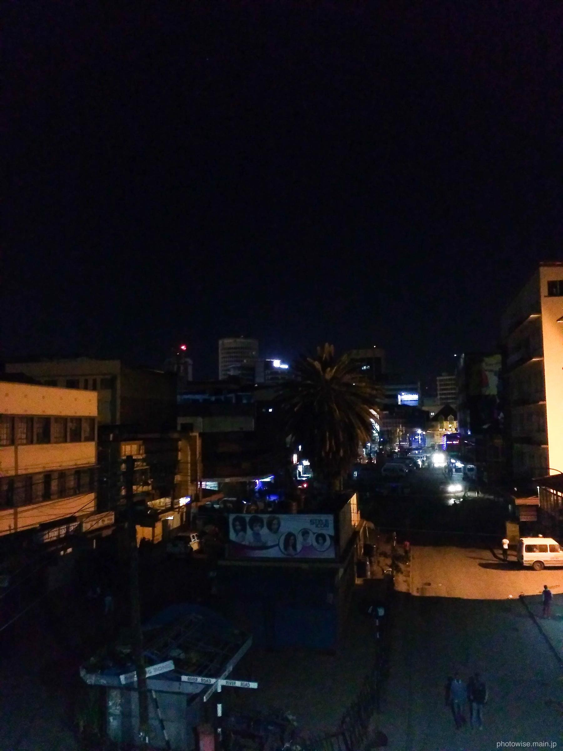夜のナイロビのダウンタウン
