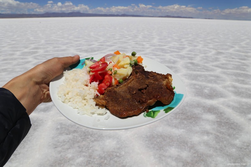 ウユニ塩湖でリャマ肉をいただく